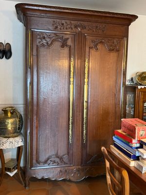 une armoire en bois dans le coin d'une pièce