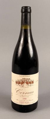 une bouteille de vin posée sur une table