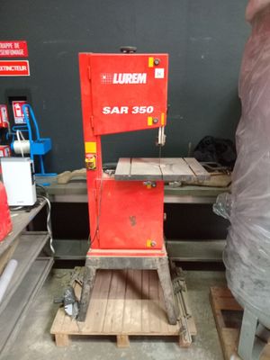 a machine that is sitting on a pallet in a room