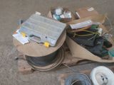 un tas de câbles et d'autres équipements électriques posés sur une palette