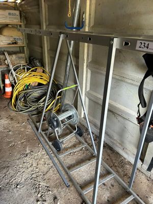 une échelle appuyée contre un mur dans un garage