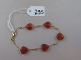 une photo d'un bracelet avec des perles rouges et une étiquette de prix