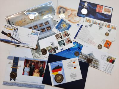 tout un tas de timbres et d'enveloppes différents sur la table