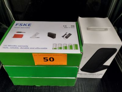 une boîte contenant un chargeur et un chargeur à l'intérieur