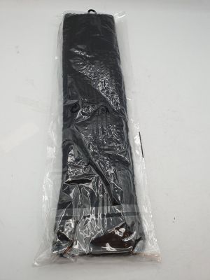un sac en plastique contenant un objet noir