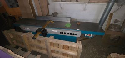 une machine posée sur une palette dans une pièce