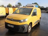 une camionnette jaune garée dans un parking