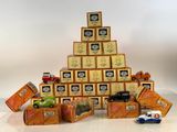 un tas de petites voitures et de boîtes posées sur une table