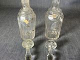 deux vases en verre transparent posés sur une surface grise