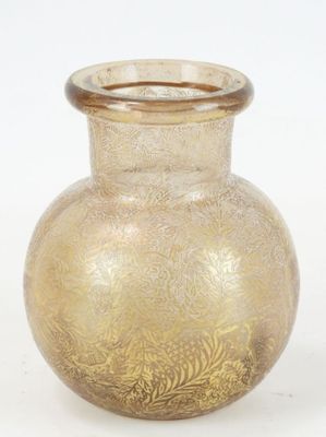 un vase en verre orné d’un motif doré