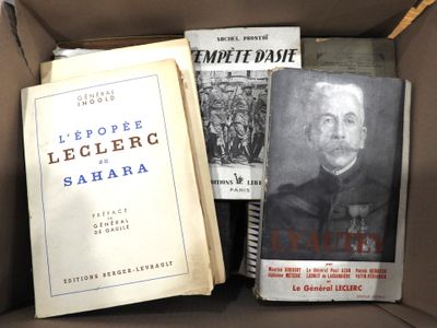 plusieurs livres superposés dans une boîte