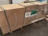 une palette remplie de cartons de bois dans un entrepôt