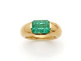 an emerald and gold ring