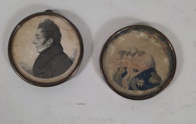 paire de portraits anciens représentant deux hommes en uniforme militaire