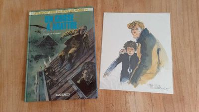 deux livres posés sur une table