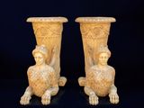 paire de statues grecques anciennes représentant une femme et un enfant