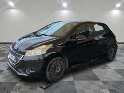 la voiture noire est garée dans le garage sur un sol en damier