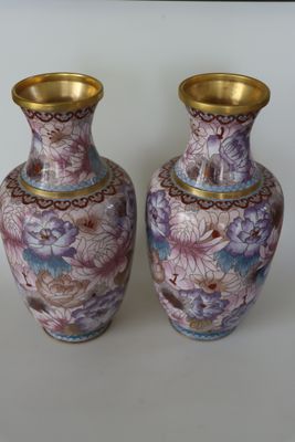 deux vases posés sur une table