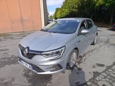 La voiture argentée est garée sur le bord de la route.