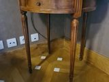 une petite table sur laquelle est posée une télévision