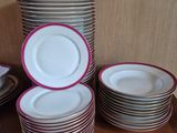 beaucoup d'assiettes empilées sur une table