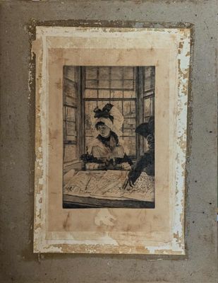 une vieille photo d'une femme assise à une table
