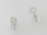 une paire de boucles d'oreilles en diamant