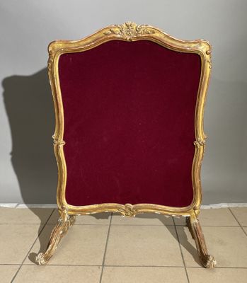 un cadre doré recouvert de velours rouge