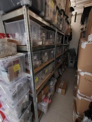 beaucoup de boîtes et de cartons sur les étagères de la pièce