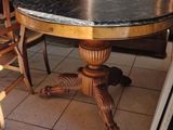 une table avec un plateau en marbre et des chaises dans une pièce