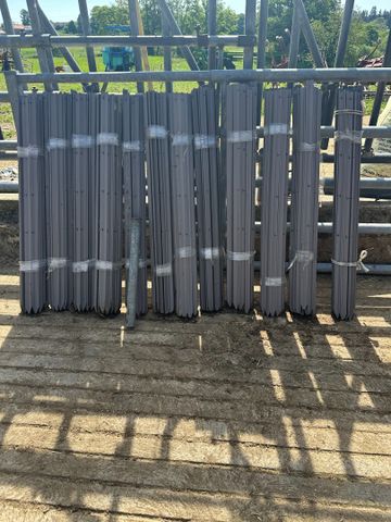 Environ 250 piquets plastique pour clôture électrique