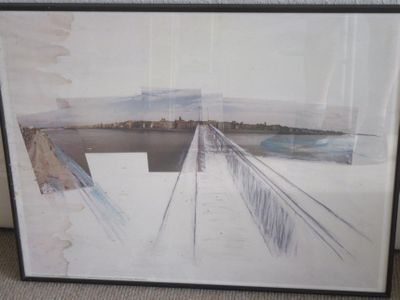une photo d'une photo d'un pont enjambant un plan d'eau