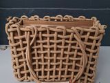 un sac tissé muni d'une anse, posé sur une table