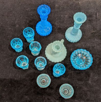plusieurs morceaux de verre posés sur une table les uns à côté des autres