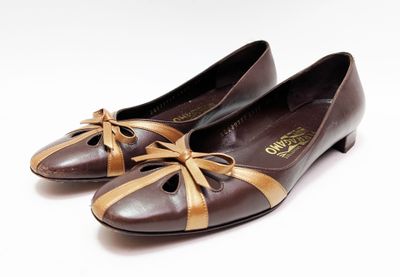 une paire de chaussures marron et beige ornées de nœuds sur le bout