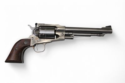 gros plan d'un revolver sur une surface blanche