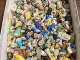 une boîte remplie d'objets assortis posée sur une table
