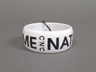 COSTUME NATIONAL. Bracelet en plastique blanc à inscription …
