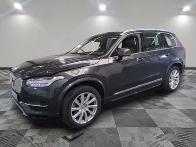 Le SUV Volvo est garé sur un sol en carrelage à damier.