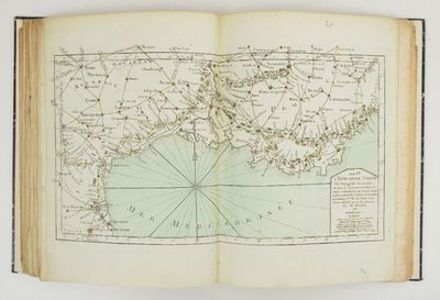 un livre ouvert sur lequel figure une carte du monde