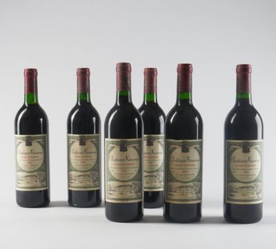 six bouteilles de vin sont alignées sur une surface blanche