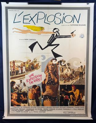Il y a une affiche représentant une femme en bikini accrochée au mur