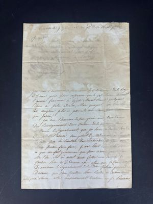 un morceau de papier sur lequel sont écrits des caractères, posé sur une surface noire