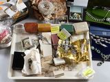 un plateau garni d'articles variés posé sur une table