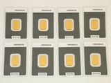 six types différents de cartes SIM sont présentés sur une surface blanche