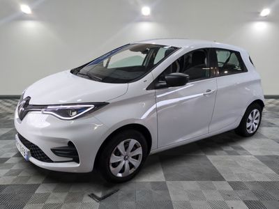 la photo d'une voiture blanche garée dans un garage