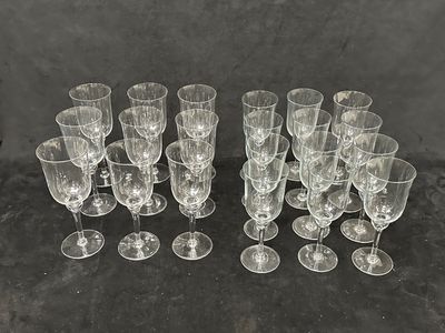 beaucoup de verres à vin vides sur la table