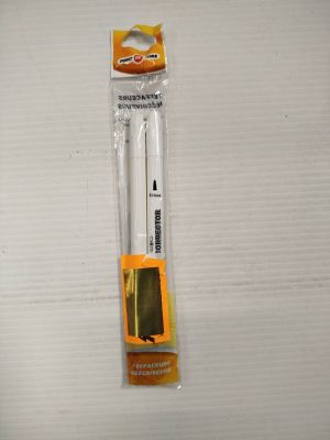 une brosse à dents qui se trouve dans un emballage posé sur une table