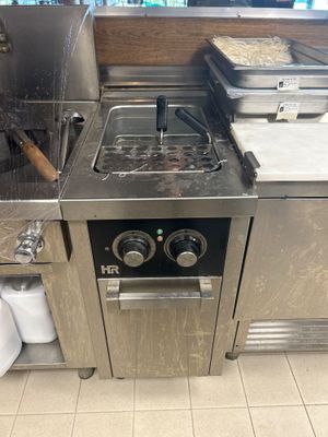 une cuisine équipée d'une cuisinière, d'un four, d'un évier et d'un plan de travail