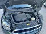 une voiture dont le capot est ouvert et dont le moteur se trouve à l'arrière